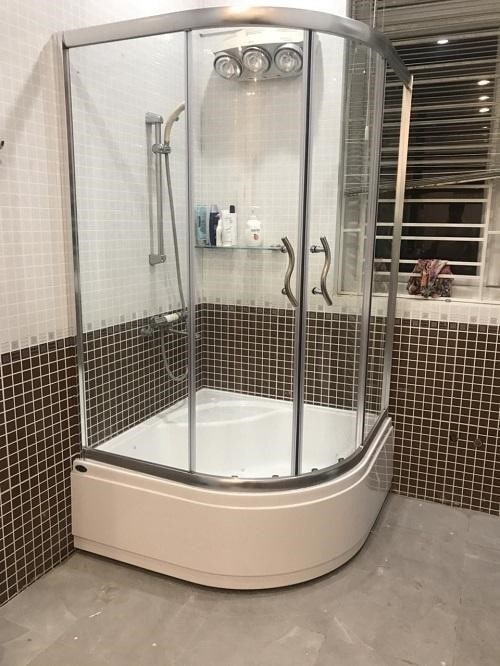 Bạn đang tìm kiếm một chiếc bồn tắm đứng có kích thước phù hợp với không gian phòng tắm của mình? Hãy xem hình ảnh để tìm kiếm sự lựa chọn hoàn hảo nhất cho bạn.